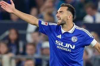 Kenan Karaman gestikuliert: Der Schalker Kapitän verlor mit seinem Team.