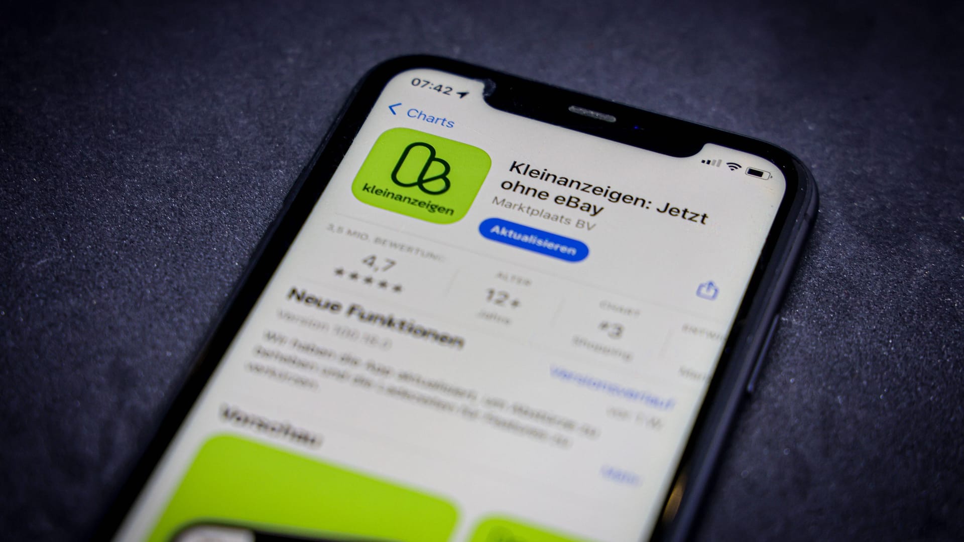 Liegendes Handy mit Kleinanzeigen-App im Apple Store