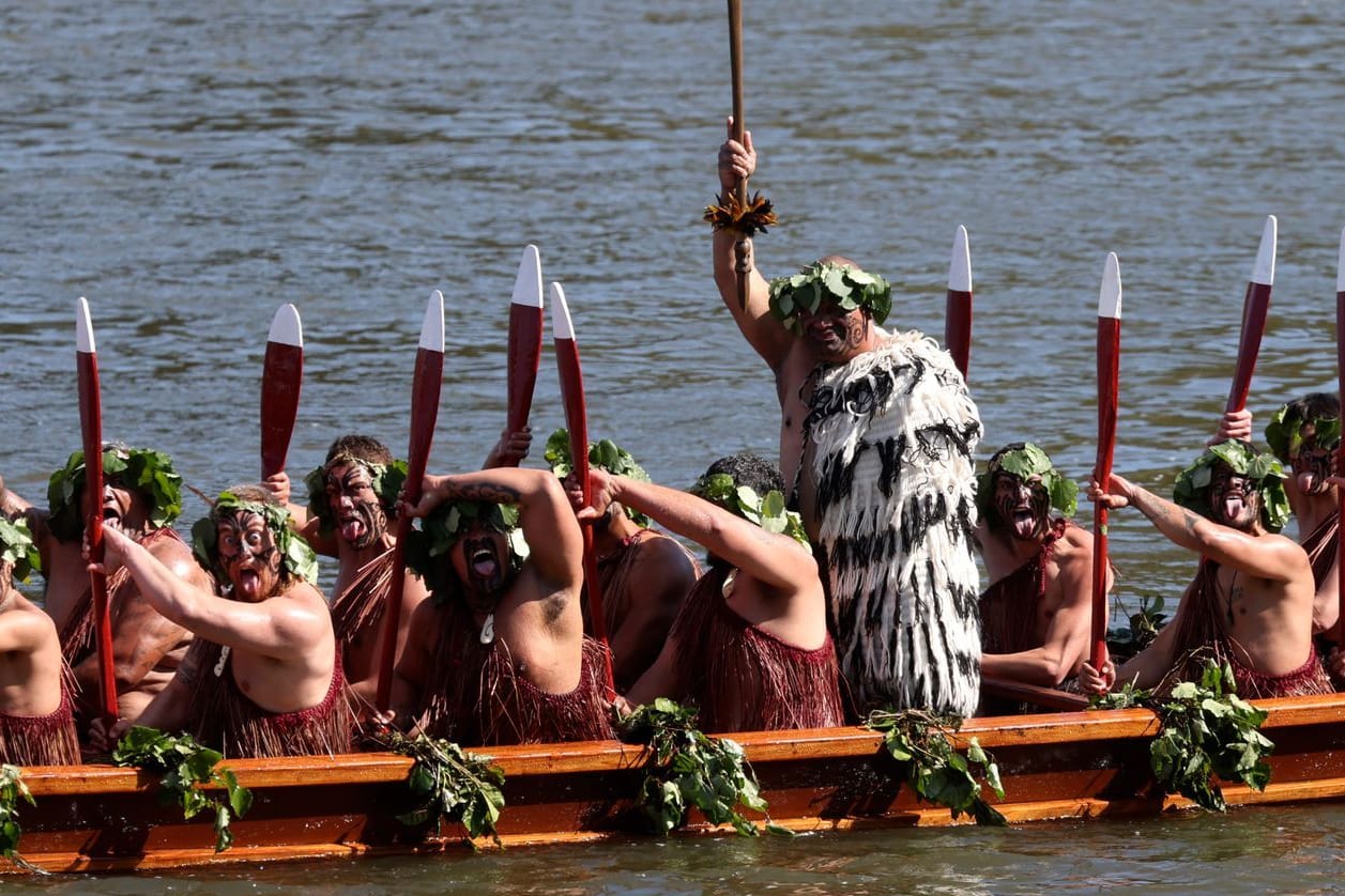 Beerdigung des neuseeländischen Maori-Königs: Ein Waka, ein traditionelles Kanu, wird von Kriegern auf dem Waikato-Fluss gepaddelt.