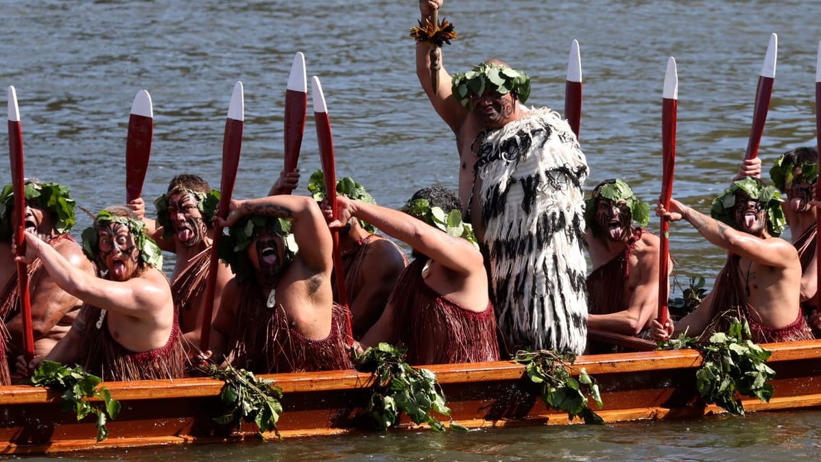 Beerdigung des neuseeländischen Maori-Königs: Ein Waka, ein traditionelles Kanu, wird von Kriegern auf dem Waikato-Fluss gepaddelt.