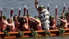 Beerdigung des neuseeländischen Maori-Königs: Ein Waka, ein traditionelles Kanu, wird von Kriegern auf dem Waikato-Fluss gepaddelt.