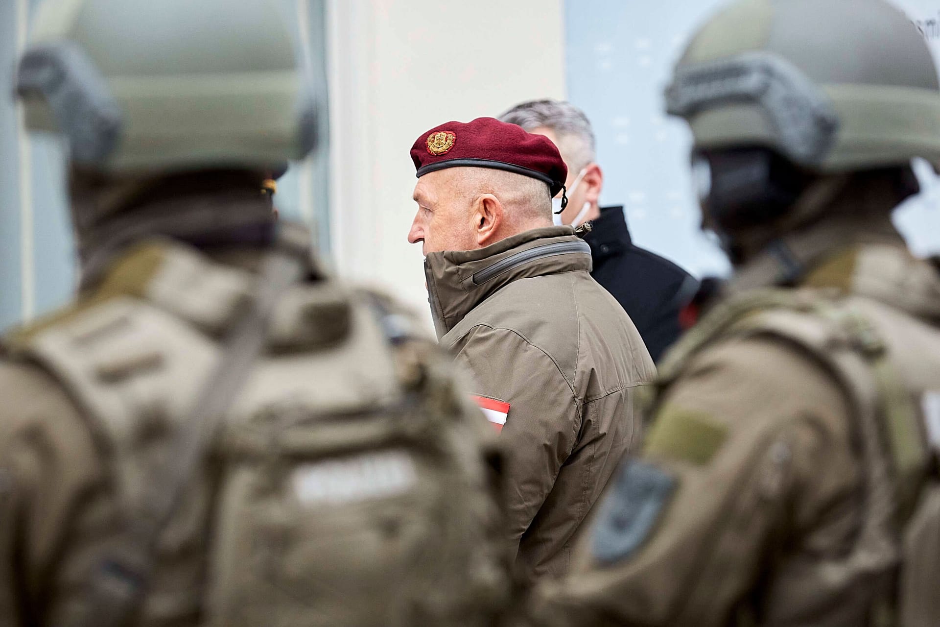 Österreichische Einsatzkräfte in Wien (Archivbild): "Die Online-Beobachtung von Terroristen ist noch schwieriger als in Deutschland", erklärt Hans-Jakob Schindler.