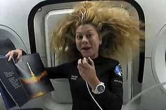 Astronautin Anna Mennon an Bord der SpaceX-Kapsel: Der Weltraumspaziergang musste ein zweites Mal verschoben werden.