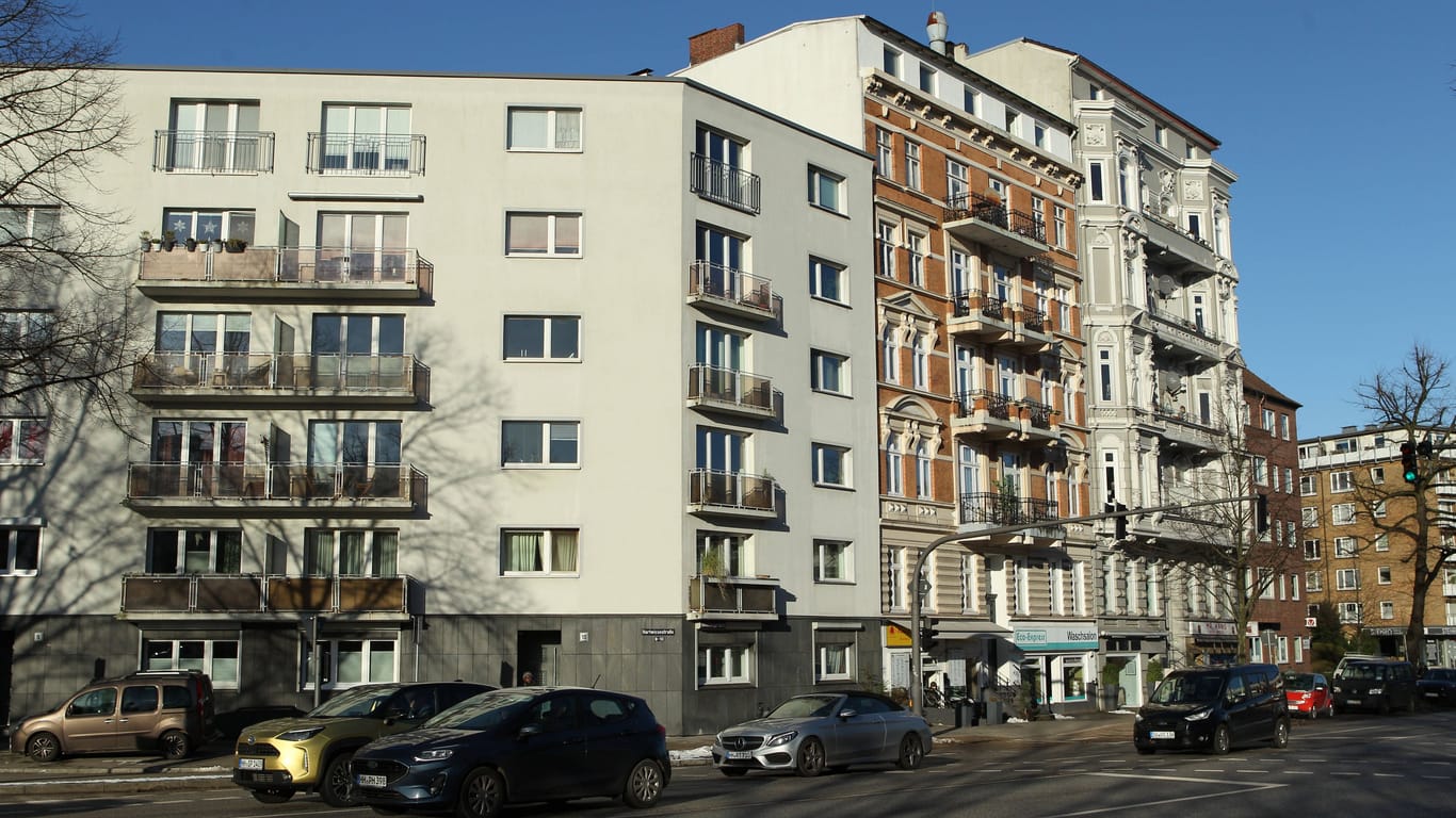 Ein Blick auf Altbauwohnungen in Hamburg (Archivbild): Die Mieten in der Stadt klettern immer weiter in die Höhe.