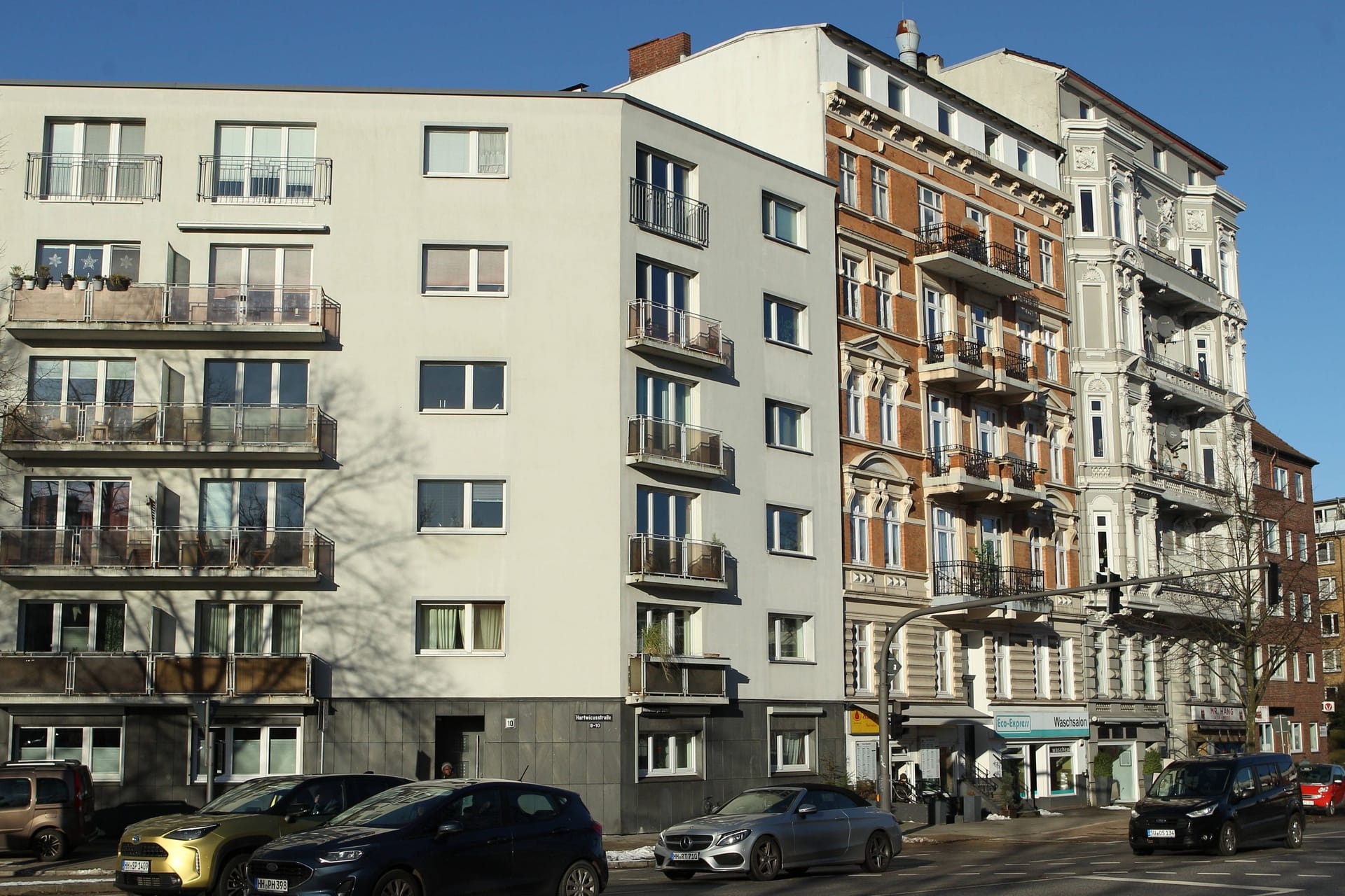 Ein Blick auf Altbauwohnungen in Hamburg (Archivbild): Die Mieten in der Stadt klettern immer weiter in die Höhe.