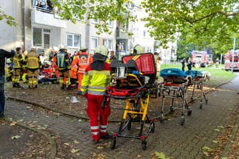 Einsatzkräfte an einem der Brandorte: Gleich mehrfach brannte es am Samstag in Essen.