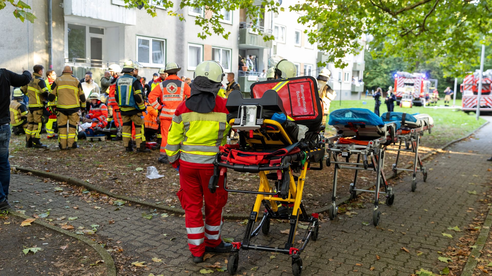 Einsatzkräfte an einem der Brandorte: Gleich mehrfach brannte es am Samstag in Essen.