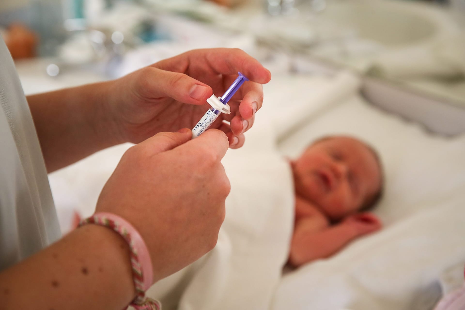 Eine Impfung kann Babys vor schweren Verläufen schützen. (Symbolbild)