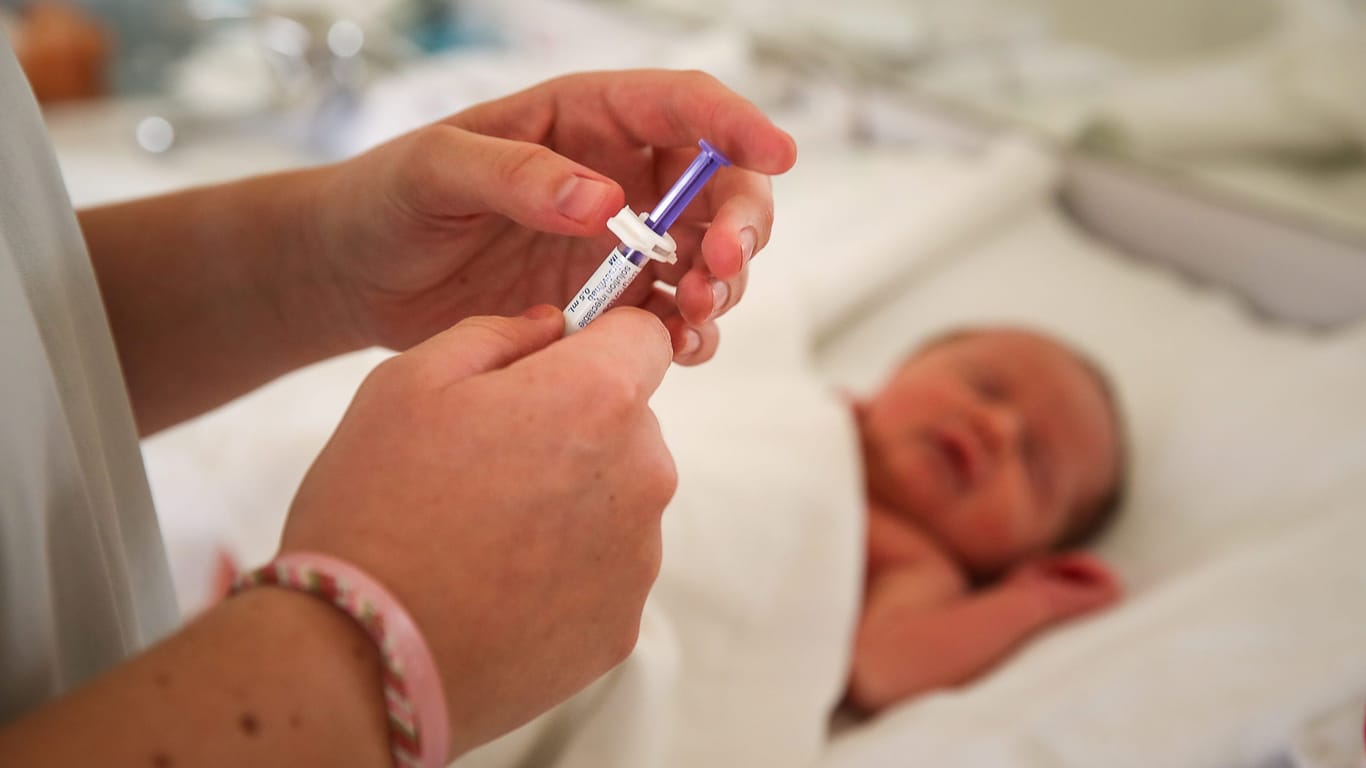 Eine Impfung kann Babys vor schweren Verläufen schützen. (Symbolbild)