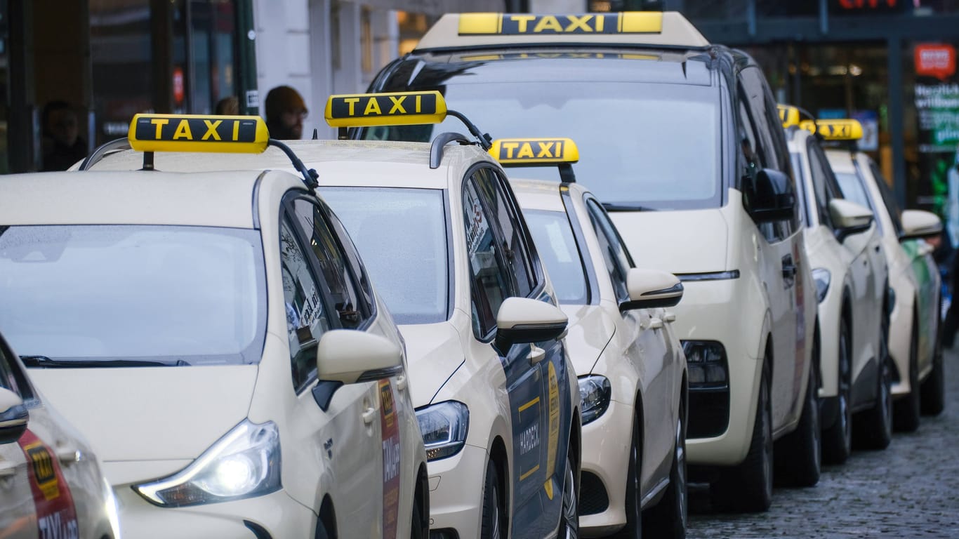 Parkende Taxis (Symbolbild): Nicht alle Tage findet man eines in seiner Garage.