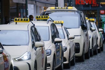 Parkende Taxis (Symbolbild): Nicht alle Tage findet man eines in seiner Garage.