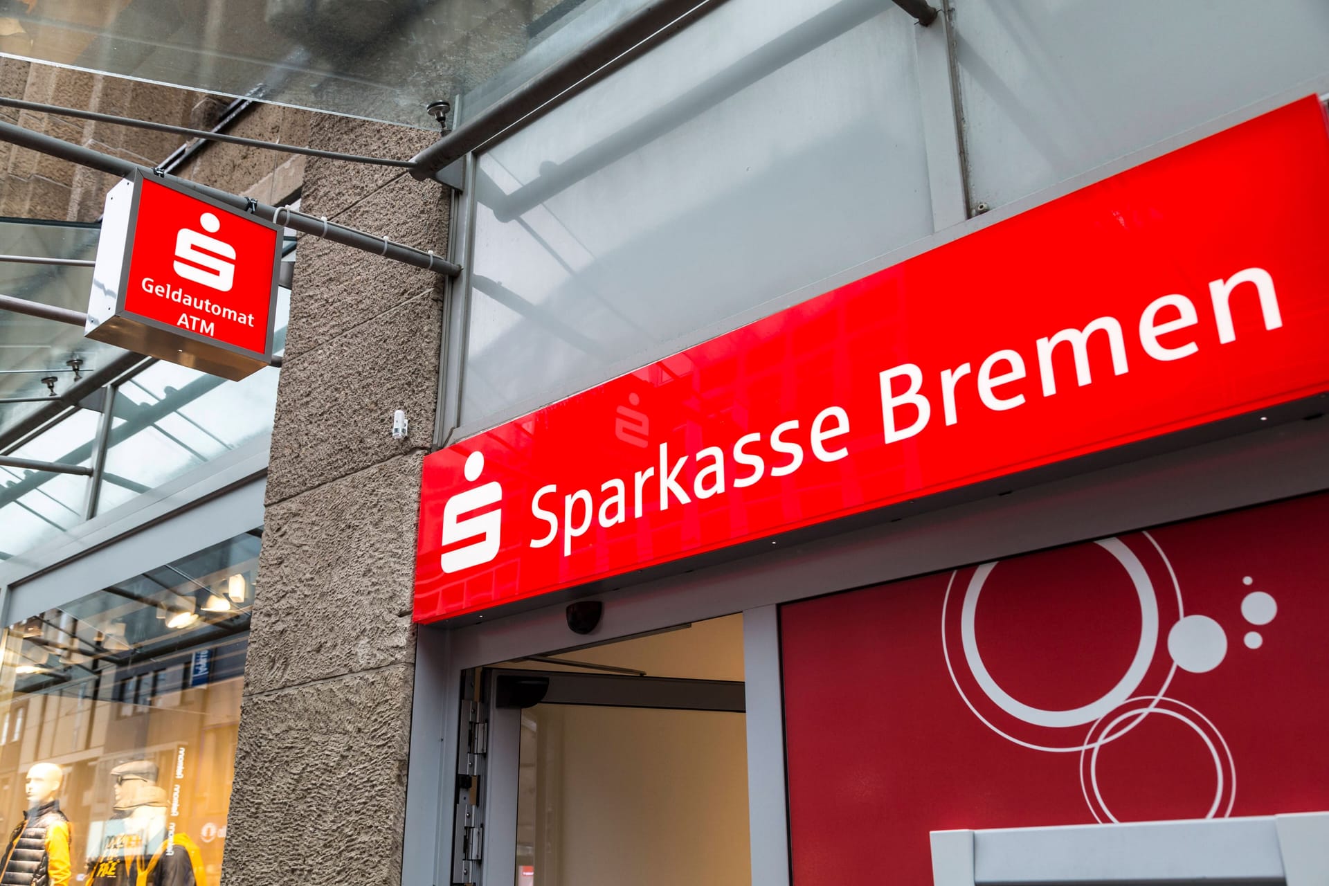 Eine Filiale der Sparkasse Bremen (Symbolfoto): Verdi ruft Beschäftige am Montag, den 9. September, zu einem ganztägigen Warnstreik auf.