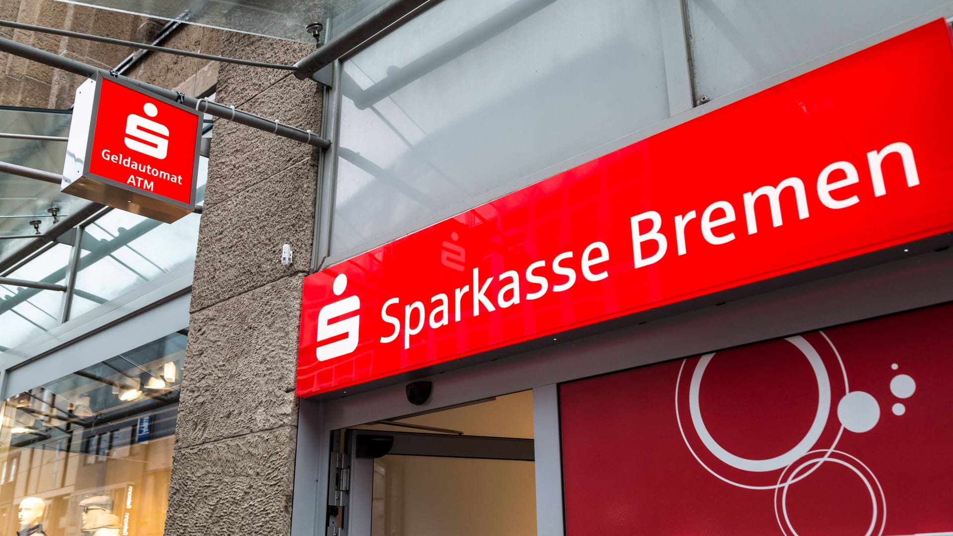 Eine Filiale der Sparkasse Bremen (Symbolfoto): Verdi ruft Beschäftige am Montag, den 9. September, zu einem ganztägigen Warnstreik auf.