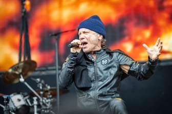 Frontman Bruce Dickinson (Archivbild): Insgesamt spielt die Band im Rahmen ihrer Welt-Tournee fünf Konzerte in Deutschland.