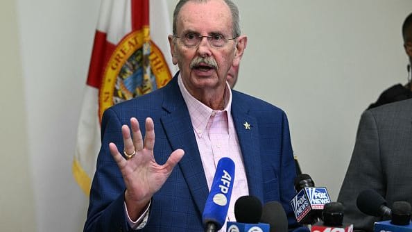 Ric Bradshaw, Sheriff von Palm Beach County, hält eine Pressekonferenz zu dem mutmaßlichen Anschlag ab.