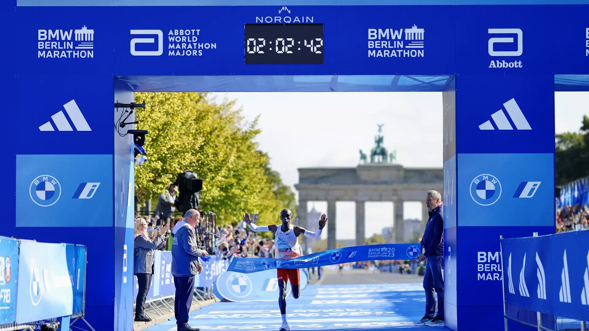 Eliud Kipchoge im Ziel (Archivbild): Beim Berlin-Marathon 2023 siegte der Langstreckenläufer mit einer Zeit von 2:02:42 Stunden, in diesem Jahr wird er nicht teilnehmen.