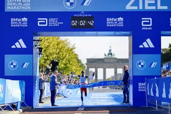 Eliud Kipchoge im Ziel (Archivbild): Beim Berlin-Marathon 2023 siegte der Langstreckenläufer mit einer Zeit von 2:02:42 Stunden, in diesem Jahr wird er nicht teilnehmen.