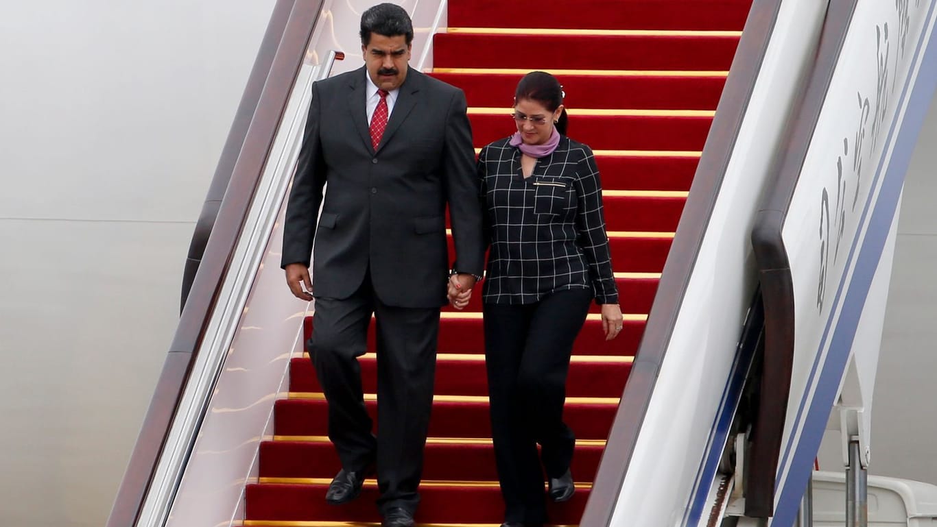 Nicolás Maduro und seine Frau Cilia Flores verlassen ihr Flugzeug (Archivbild): Die USA haben nun eine venezolanische Regierungsmaschine konfisziert.