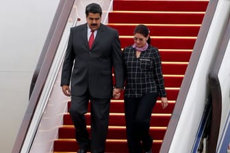 Nicolás Maduro und seine Frau Cilia Flores verlassen ihr Flugzeug (Archivbild): Die USA haben nun eine venezolanische Regierungsmaschine konfisziert.