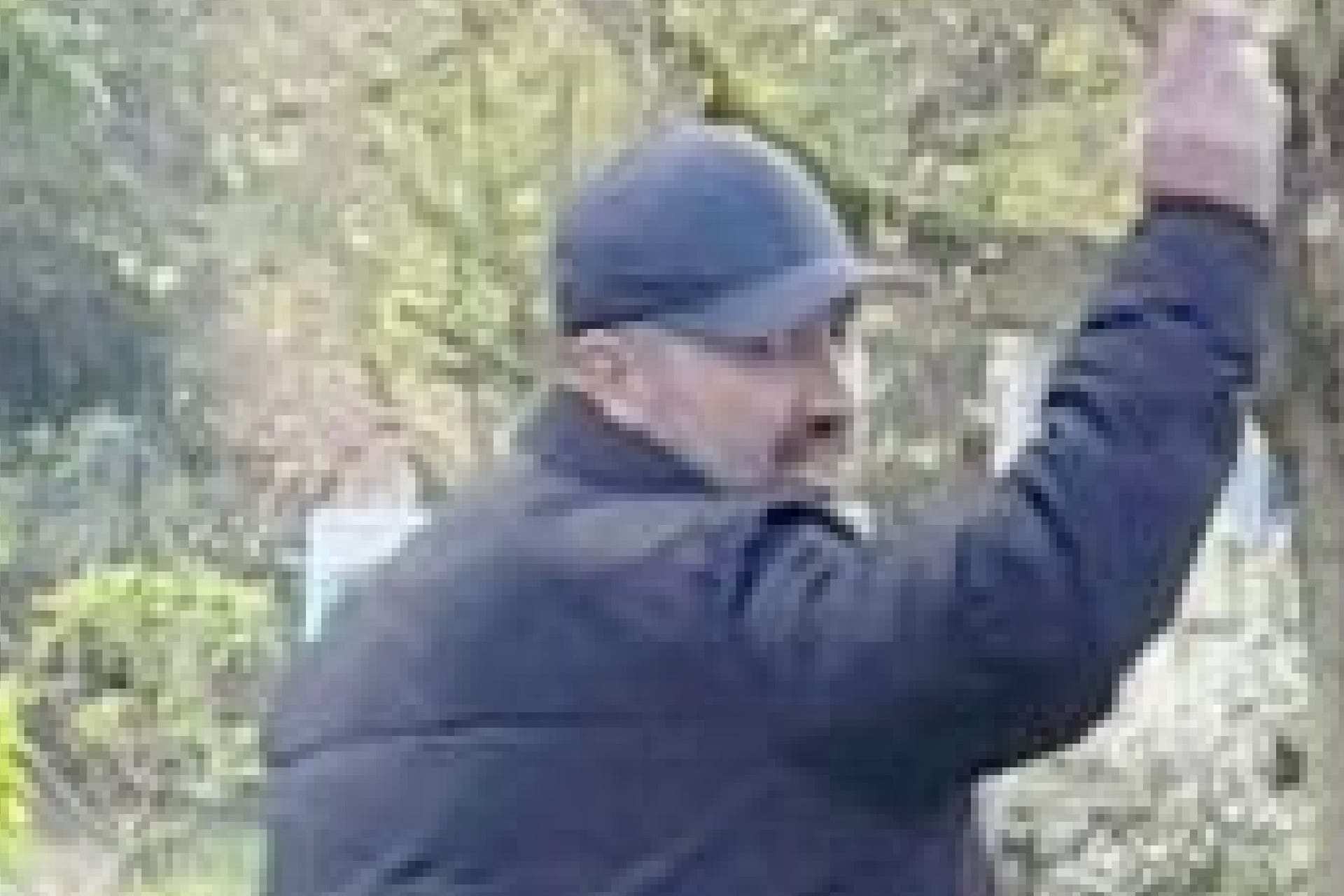 Mit diesem Foto sucht die Polizei nach einem unbekannten Mann: Er soll einen Rettungseinsatz behindert und die Einsatzkräfte vor Ort beleidigt haben.