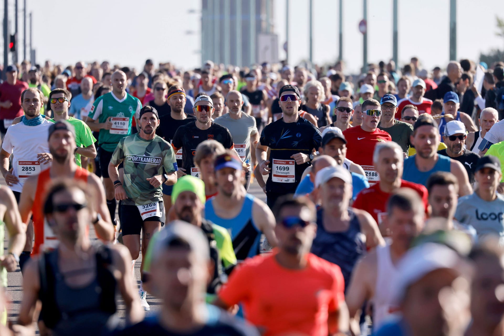 Teilnehmer beim Generali Köln Marathon laufen über die Deutzer Brücke (Archivbild): Am Sonntag findet das Lauf-Event zum 26. Mal statt.