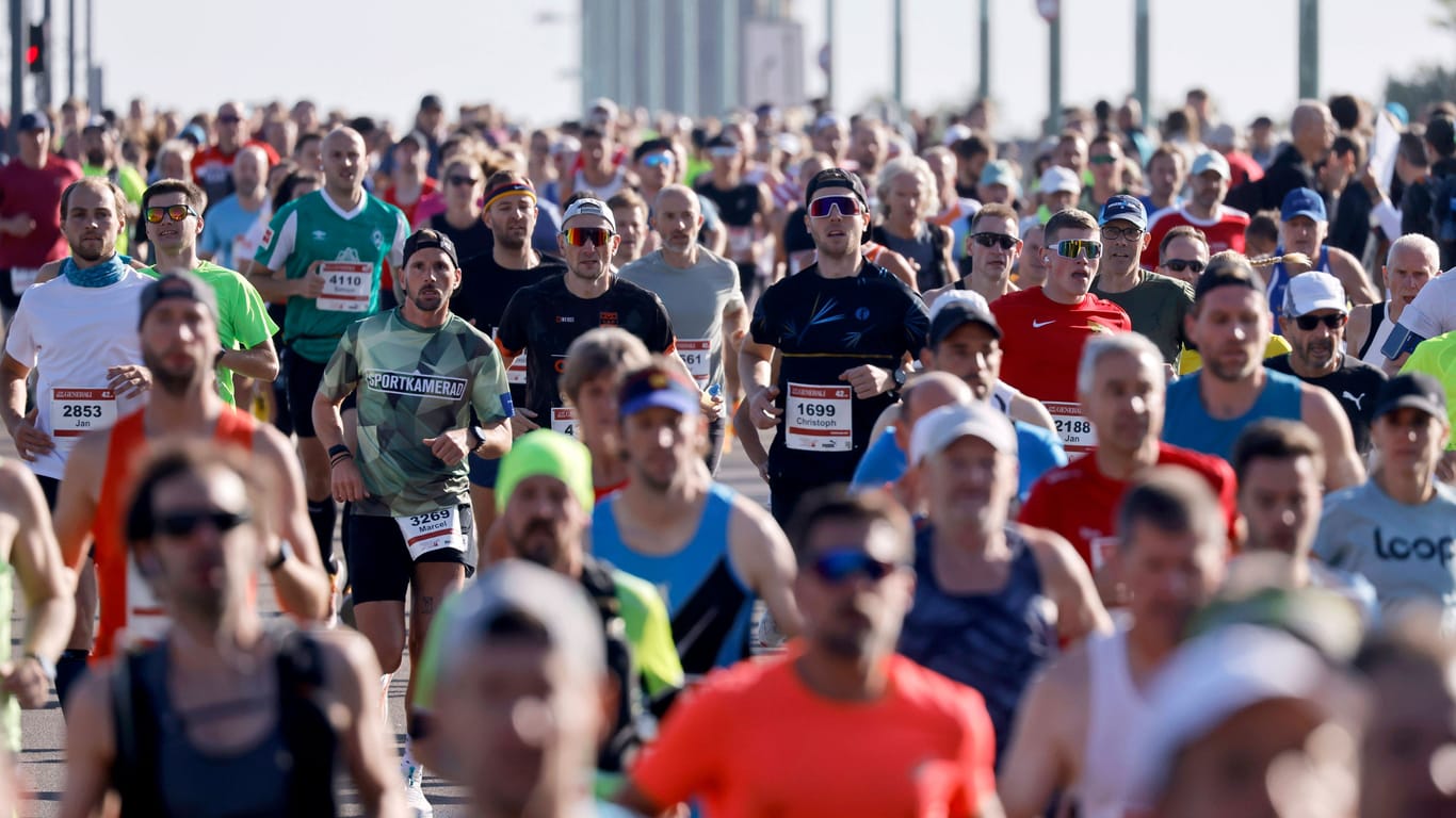 Teilnehmer beim Generali Köln Marathon laufen über die Deutzer Brücke (Archivbild): Am Sonntag findet das Lauf-Event zum 26. Mal statt.