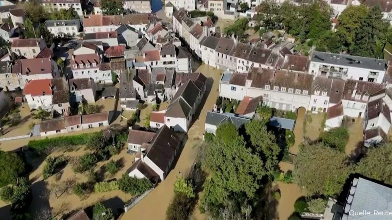 Folgen des Ex-Hurrikan "Kirk": Ein Dorf nahe Paris ist komplett überschwemmt.