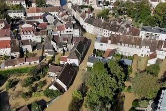 Folgen des Ex-Hurrikan "Kirk": Ein Dorf nahe Paris ist komplett überschwemmt.