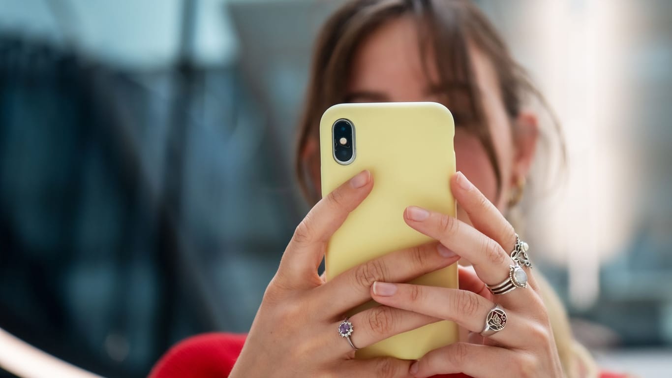 Eine Frau schaut auf ihr Smartphone