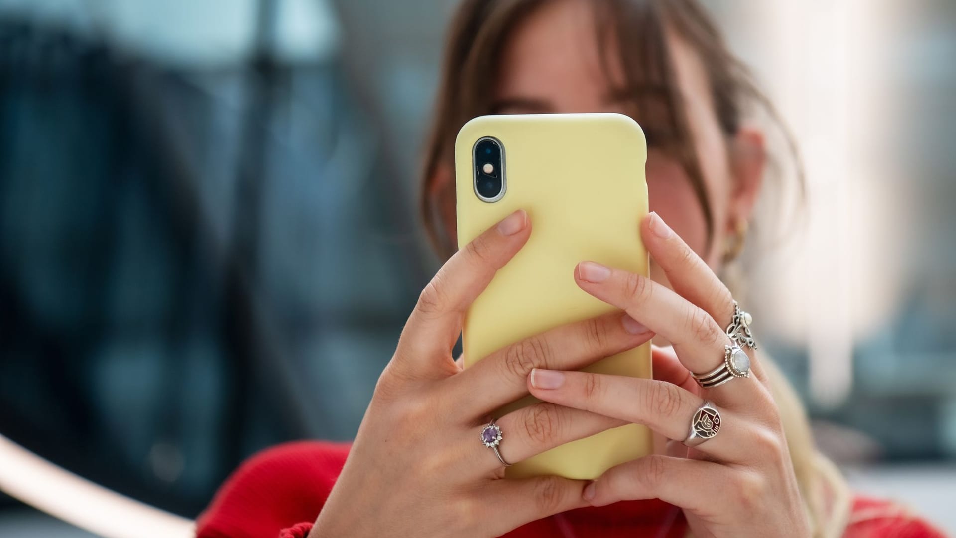 Eine Frau schaut auf ihr Smartphone