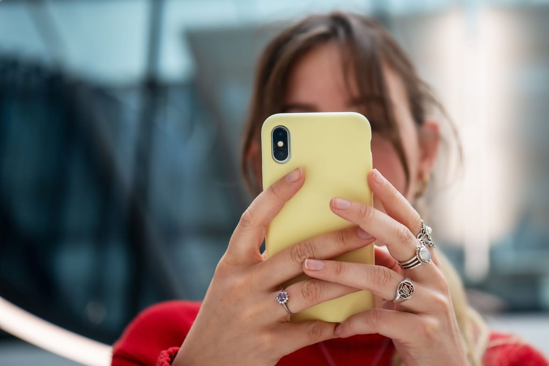 Eine Frau schaut auf ihr Smartphone