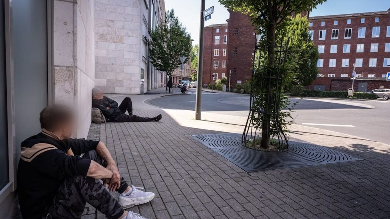 Obdachlose Männer in der Dortmunder Innenstadt: Die Stadt will Szene aus der City bringen.