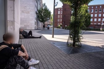 Obdachlose Männer in der Dortmunder Innenstadt: Die Stadt will Szene aus der City bringen.