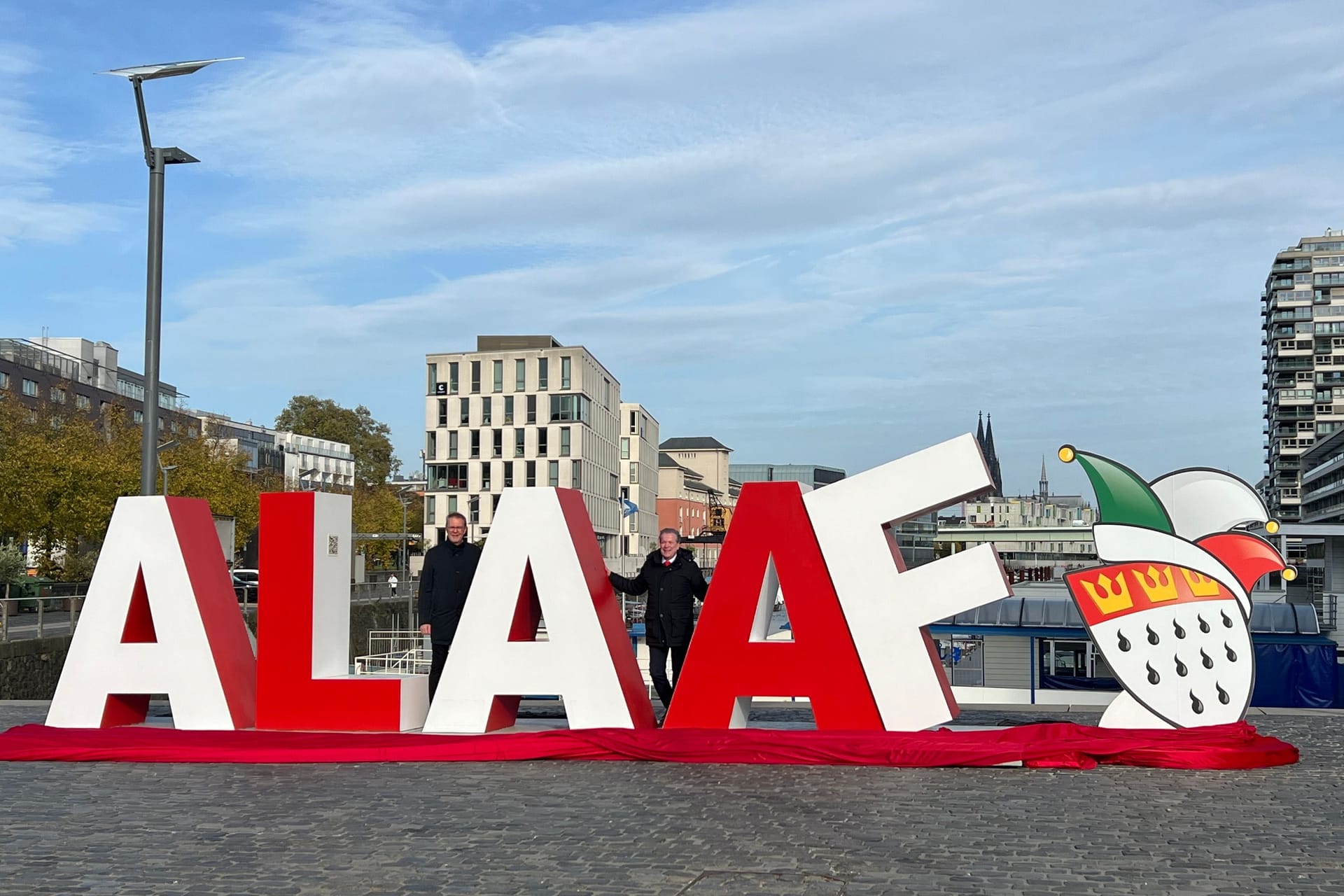 Uwe Wedig (links) mit Christoph Kuckelkorn mit dem XXL-"Alaaf"-Schriftzug.