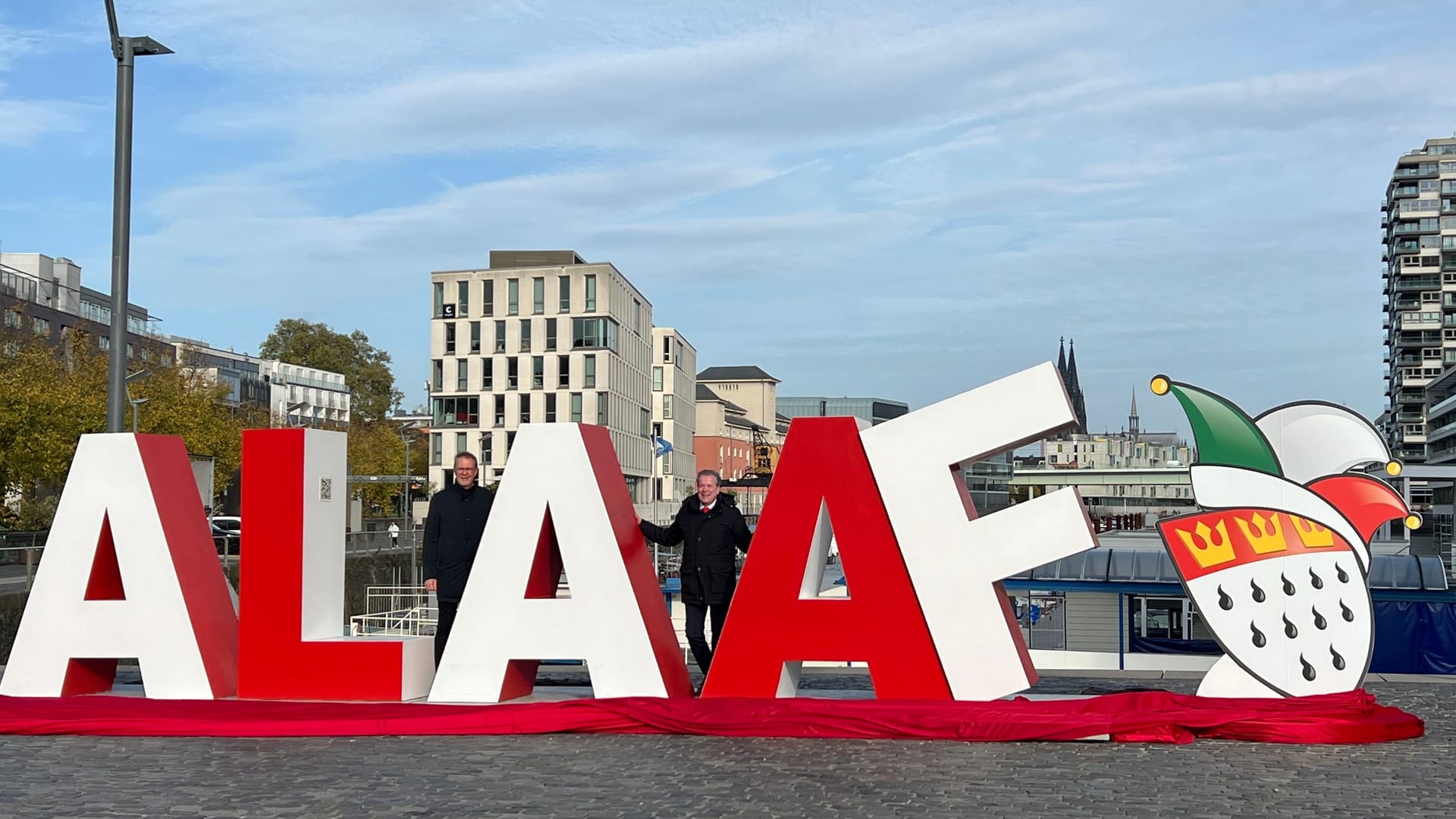 Uwe Wedig (links) mit Christoph Kuckelkorn mit dem XXL-"Alaaf"-Schriftzug.