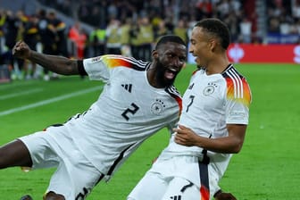 Jamie Leweling (rechts) jubelt mit Antonio Rüdiger: Der Stuttgarter erzielte in seinem ersten Länderspiel den Siegtreffer für das DFB-Team.