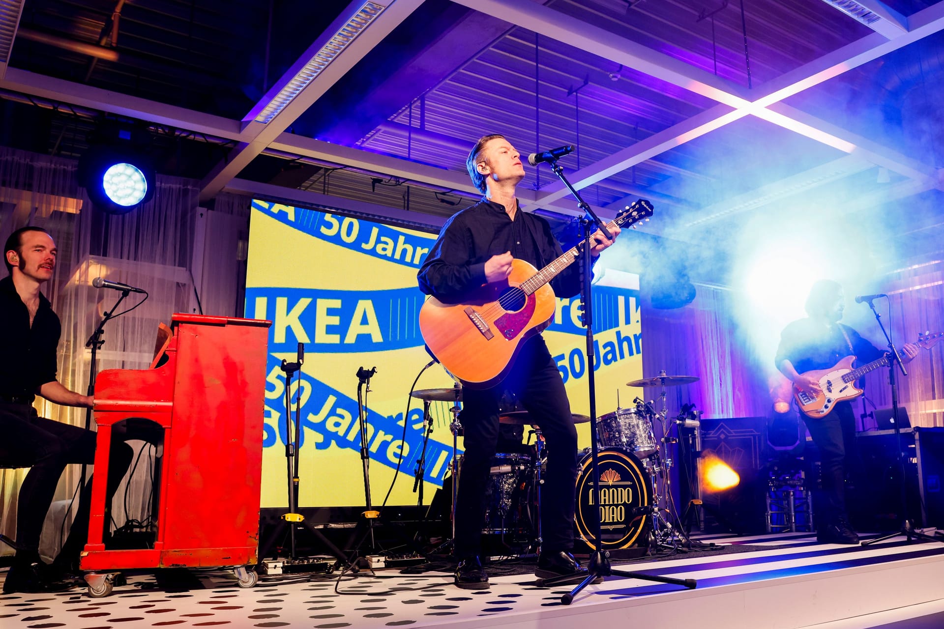 Überraschungsgäste bei der Jubiläumsparty von Ikea in Eching: Die schwedische Band Mando Diao.