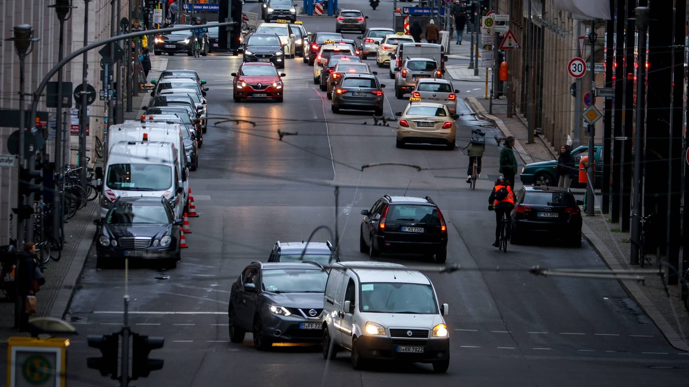 Immer teurer: Die Unterhaltskosten für Autos sind in den letzten Jahren massiv gestiegen – besonders die Preise für Neuwagen und Kraftstoff explodierten.