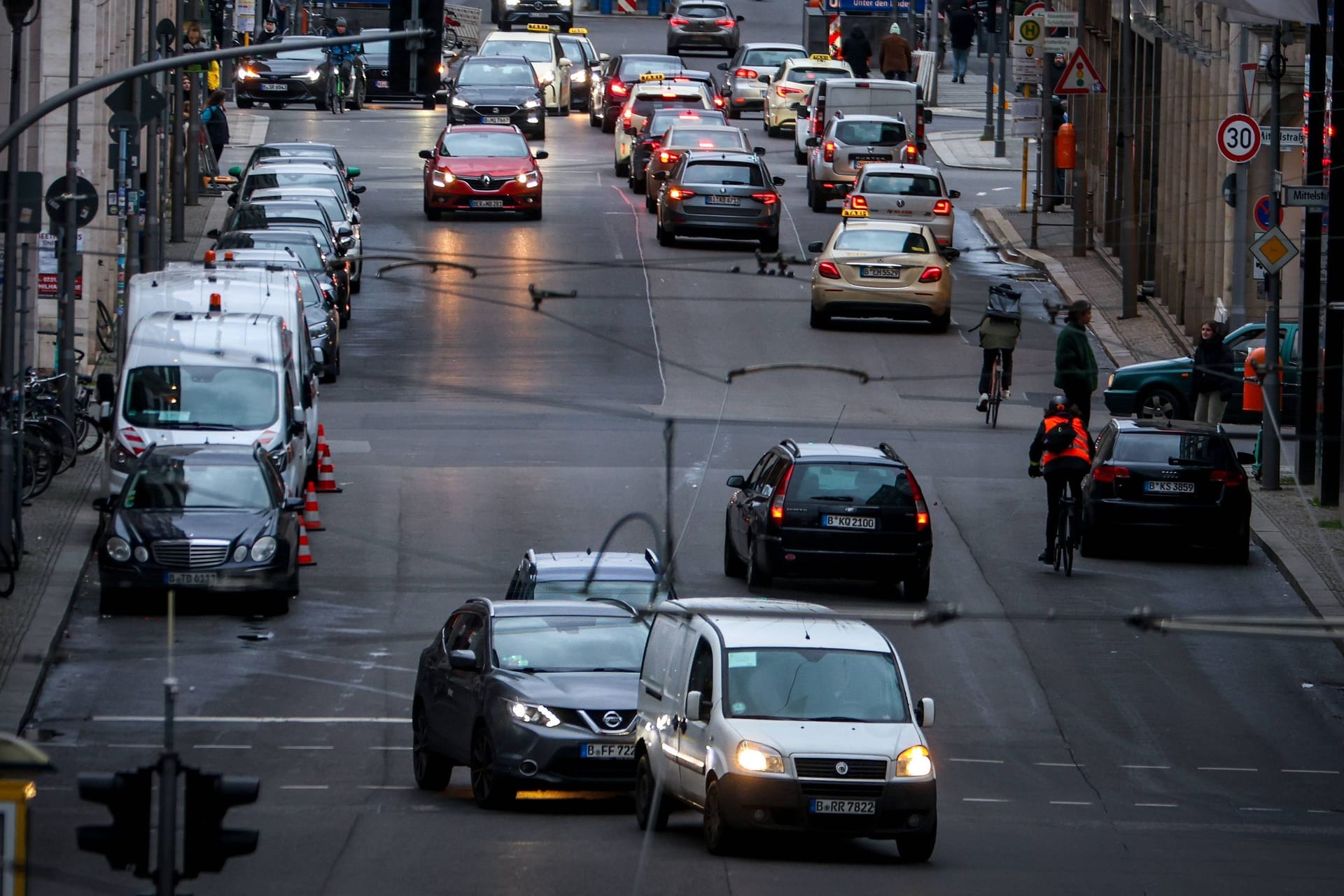 Immer teurer: Die Unterhaltskosten für Autos sind in den letzten Jahren massiv gestiegen – besonders die Preise für Neuwagen und Kraftstoff explodierten.