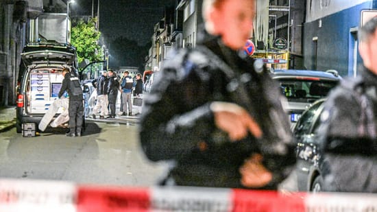 Masked police officers armed with submachine guns secured the crime scene. Forensic investigators are also on site following the fatal shooting in Göppingen. (Source: Marius Bulling/dpa)