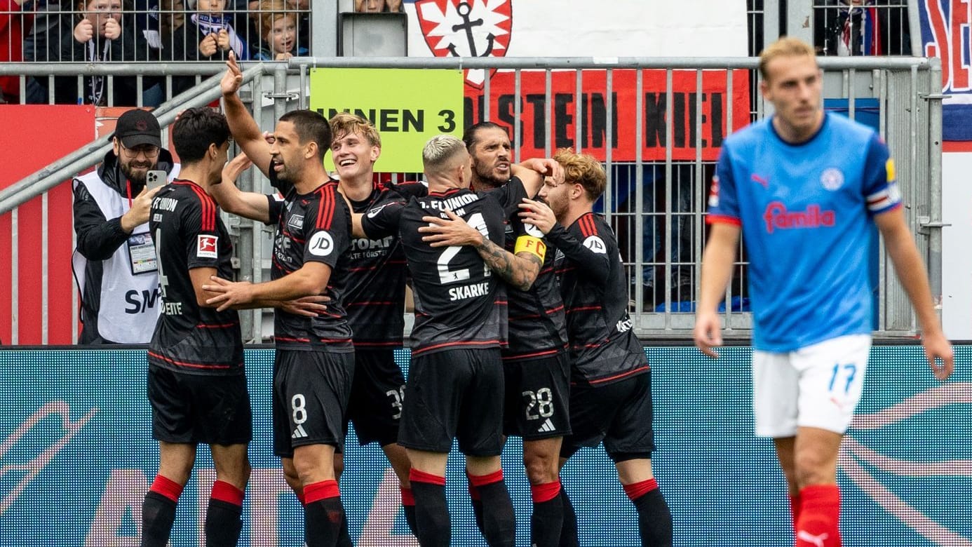 Jubel bei Union Berlin: Das Gastspiel bei Holstein Kiel gewannen die Berliner knapp.