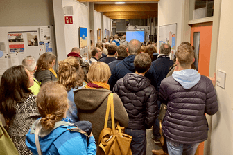 Großer Andrang bei der Veranstaltung im Bad Gliesmarode: Dem Badezentrum droht weiter das Aus.