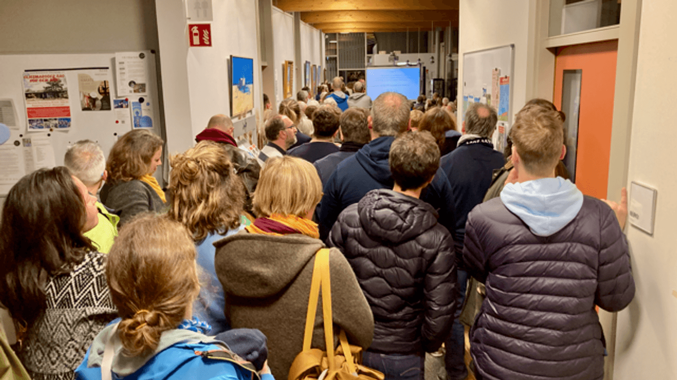 Großer Andrang bei der Veranstaltung im Bad Gliesmarode: Dem Badezentrum droht weiter das Aus.