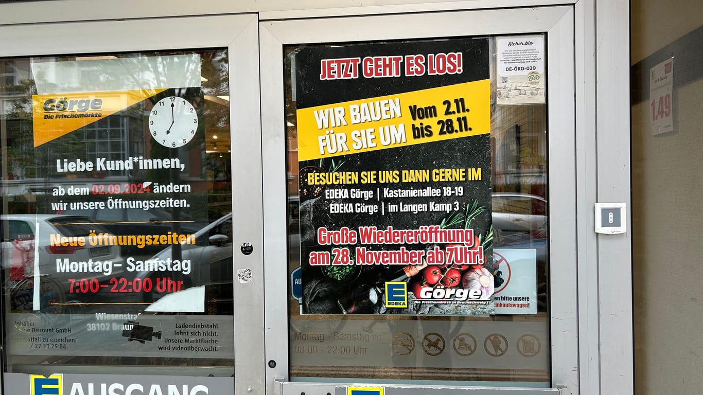 Der Eingang der Edeka-Filiale: Ein Plakat weist auf die Umbauarbeiten im November hin.