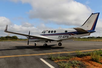 Eine Beechcraft C90A King Air (Symbolbild): In den USA musste die Ehefrau eines Piloten eingreifen.