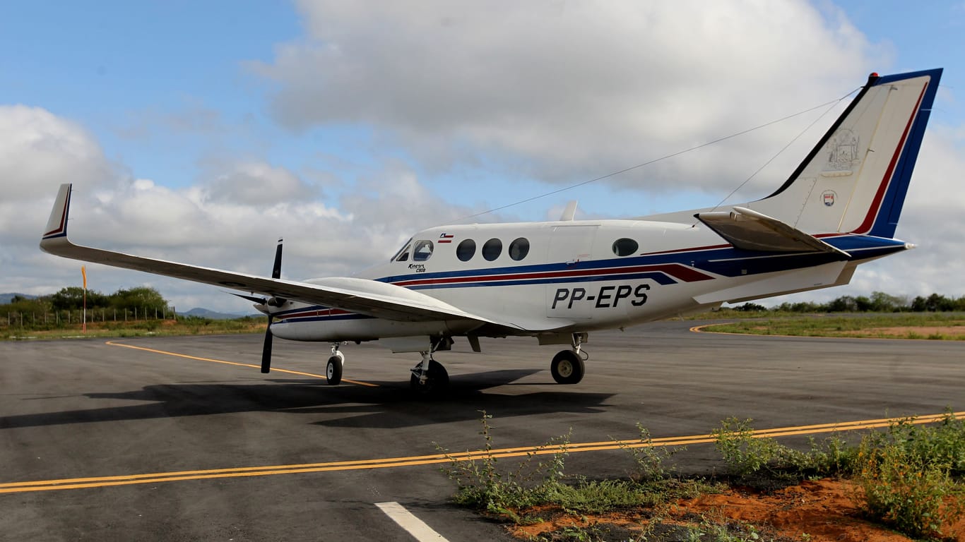 Eine Beechcraft C90A King Air (Symbolbild): In den USA musste die Ehefrau eines Piloten eingreifen.