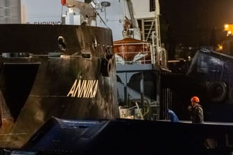 Das Tankschiff "Annika" wird am Überseehafen in Rostock festgemacht. Das Feuer ist mittlerweile gelöscht.