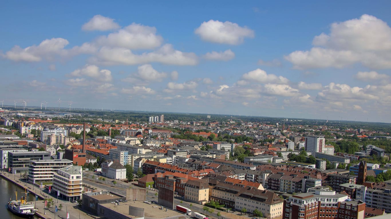 Blick von der Aussichtsplattform des Hotel Sail City auf Neuer Hafen, Kreizfahrt-Terminal und Ueberseehafen.