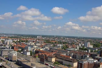 Blick von der Aussichtsplattform des Hotel Sail City auf Neuer Hafen, Kreizfahrt-Terminal und Ueberseehafen.