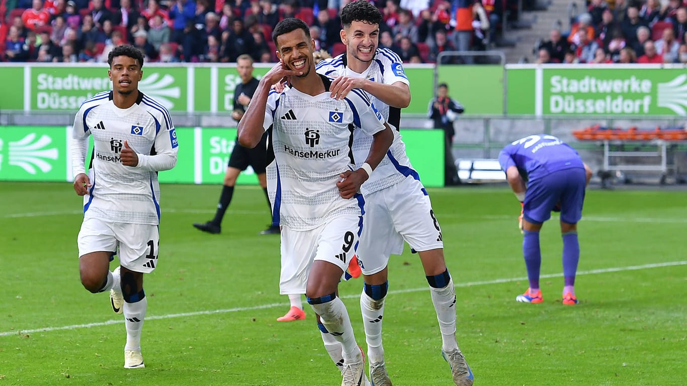 Robert Glatzel (m.) und Daniel Elfadli (r.) jubeln über ein HSV-Tor: Der Stürmer wird den Hamburgern lange fehlen.